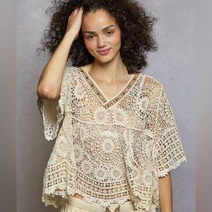 ♥️Hello Gorgeous! POL Beaded V-Neck Crochet Top with Scalloped Hem - Natural